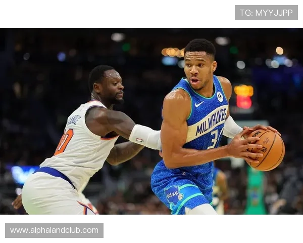 兰德尔全场狂砍32分10篮板6助攻带领球队大胜对手展现统治力