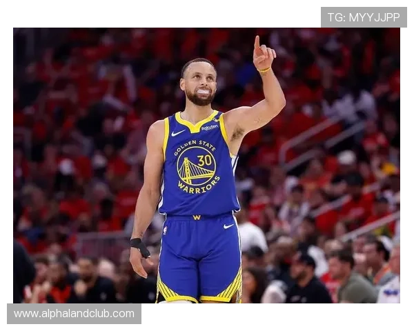 库里谈背靠背赛程挑战称球队在与掘金的较量中展现拼搏精神