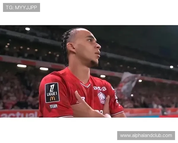 绝平巴黎伊桑与姆巴佩庆祝合影展现兄弟情深与奋斗历程 绝平巴黎伊桑与姆巴佩庆祝合影展现兄弟情深与奋斗历程