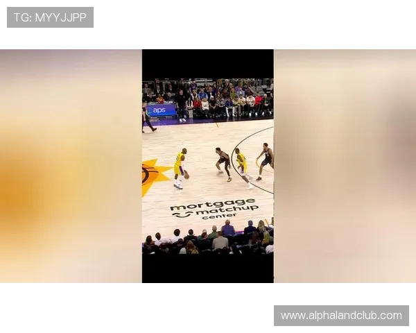 詹姆斯赞球队战术艾顿多面手能力出众可助攻掩护